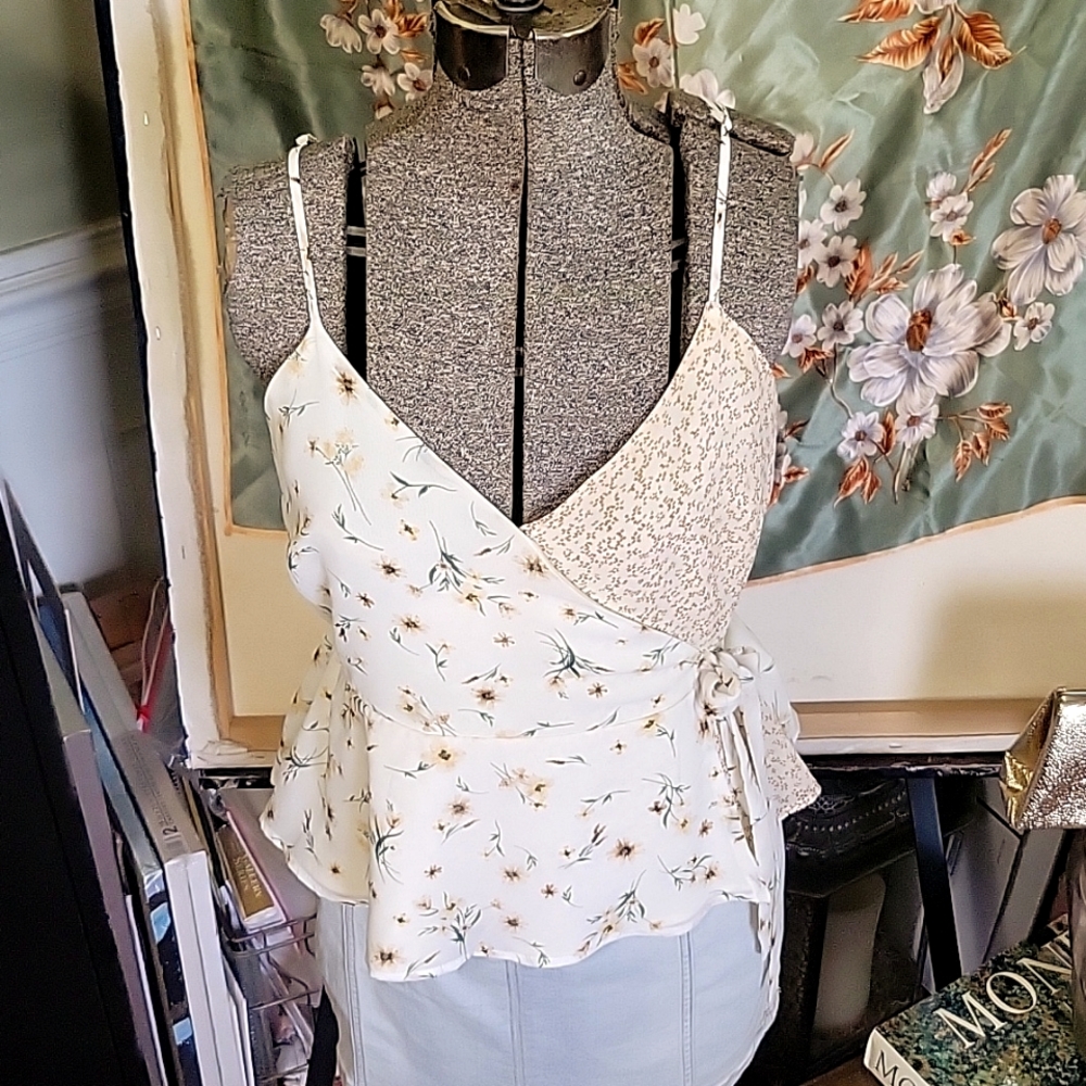 NWT Sweet Floral Wrap Style Strappy Top M